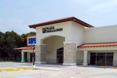 Facade of commercial shops Plaza Farallones Río Hato for sale