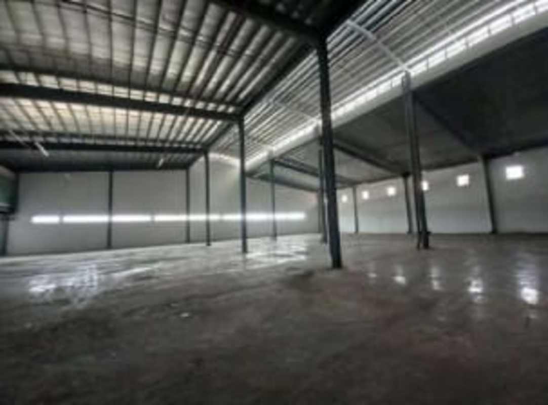 Industrial warehouse with steel beams and concrete floor Villas de Santa Barbara