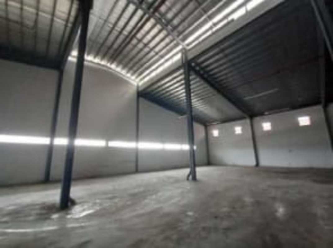 Empty warehouse with steel beams and concrete floors Villas de Santa Barbara