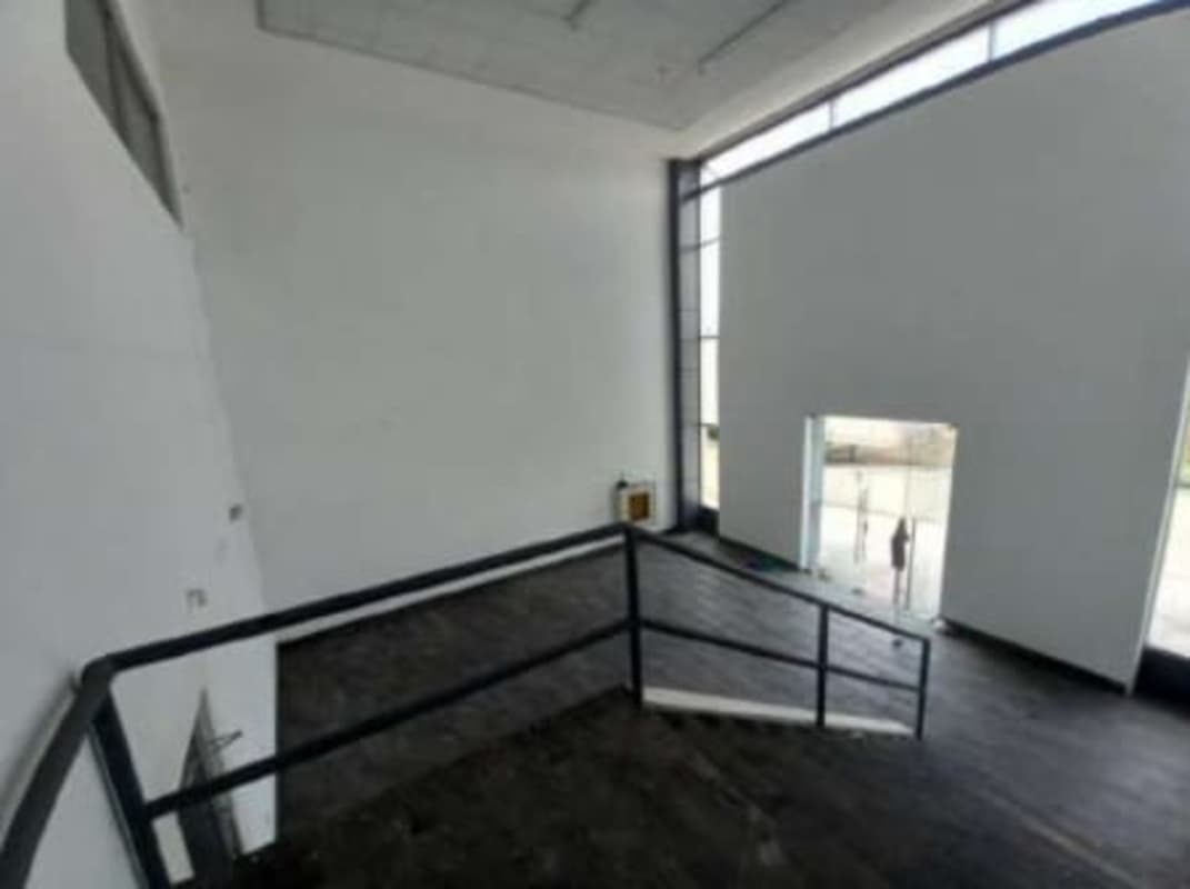 Double-height interior commercial showroom with mezzanine Villas de Santa Barbara Tocumen