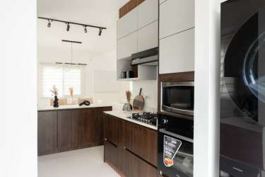 Spacious master bedroom with large windows and tile floors in new house Chitré