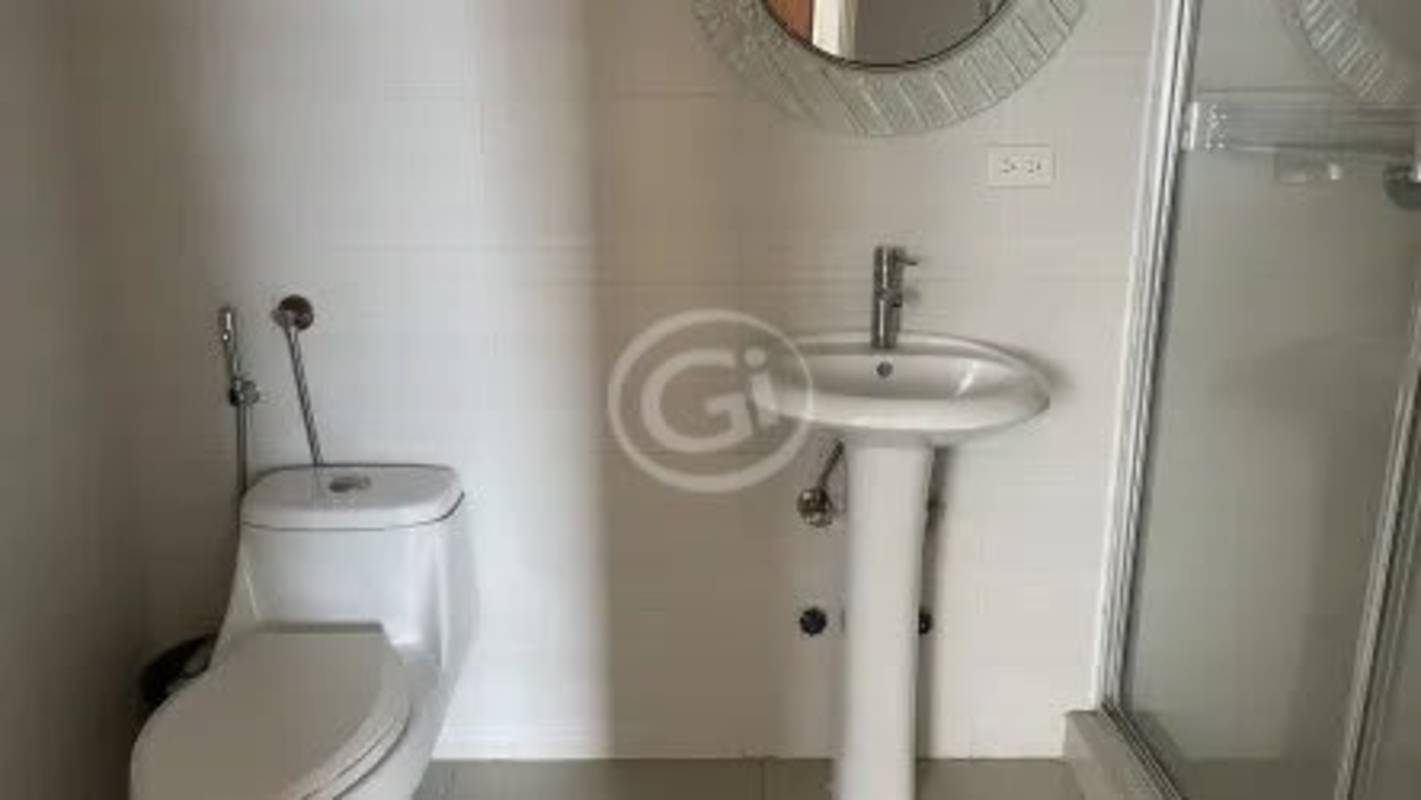 Bright bathroom with glass shower and pedestal sink PH Mont Royale El Cangrejo