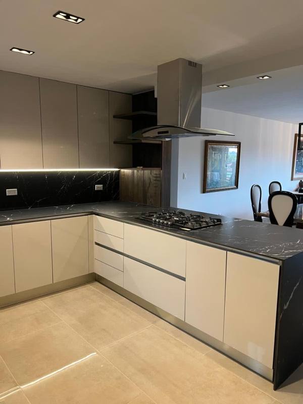 Contemporary dining with marble table and open kitchen PH Country Park Panama City