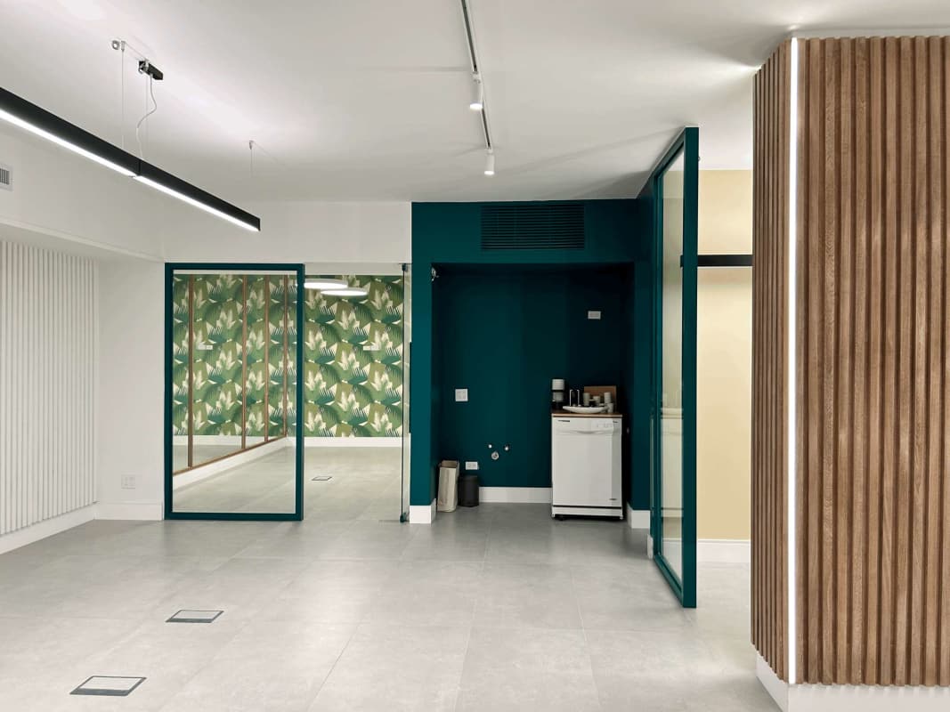 Casual lounge or waiting area with glass walls PH Girasol Marbella Panama