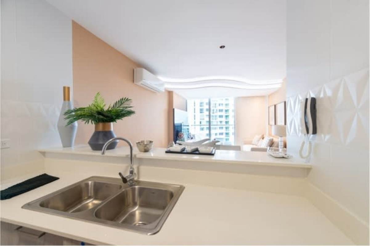 Modern lobby area with indoor plants and seating PH Edison Park Betania