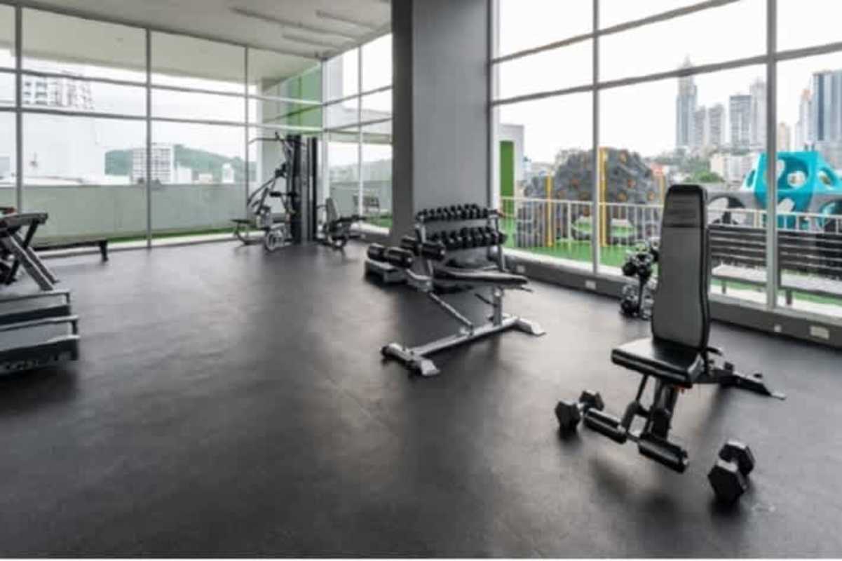 Infinity pool overlooking Panama City skyline at PH Edison Park