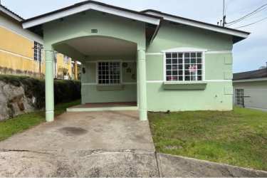 Covered porch with parking space in house at El Edén Arraiján for sale