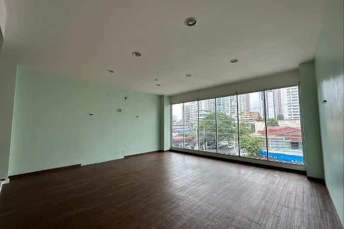 Modern commercial retail space with glass storefront entry available for rent in San Francisco Panama City