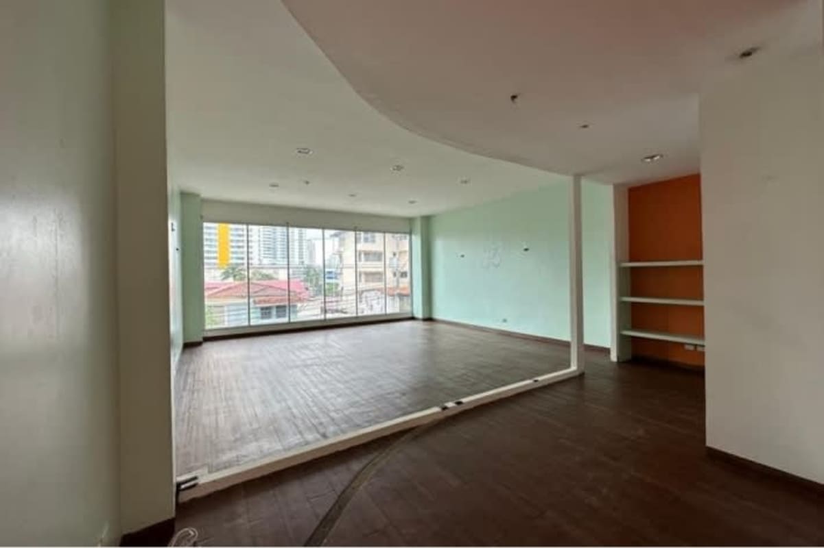 Large empty retail or office unit with open space tile floors in PH Plaza San Francisco Panama City