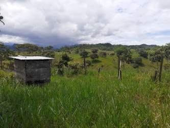 Green hills with distant mountain ranges in agricultural land for sale in Capira Panama