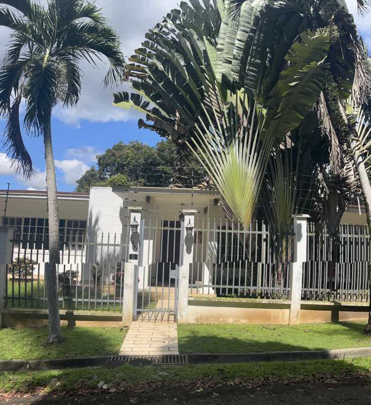 Spacious kitchen with dining area, appliances and cabinetry in Llanos de Curundu