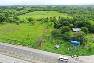 Large commercial highway corner lot ideal plaza warehouse Penonomé