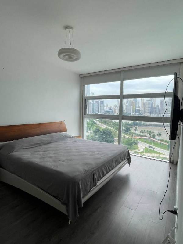 Modern bedroom featuring city skyline and bay views in PH BICSA Financial Center Panama