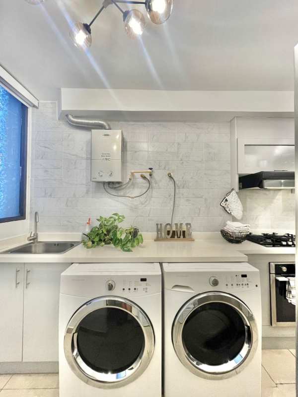 Bathroom with glass shower enclosure, vanity, porcelain tiles, PH San Francisco Bay Tower 500 Panama