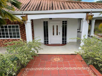 Large living room with windows and tile floors in Villa Luisa house for sale Puerto Pilón Colón Panama