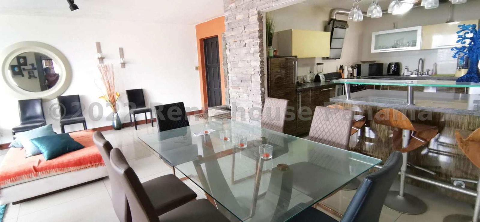 Dining space with large mirror and open plan in PH Buganvilla Obarrio Panama