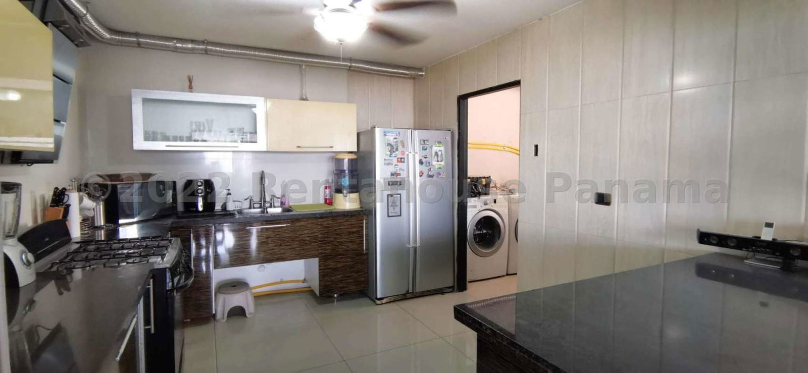 Stylish building lobby with elevator and seating in PH Buganvilla Panama