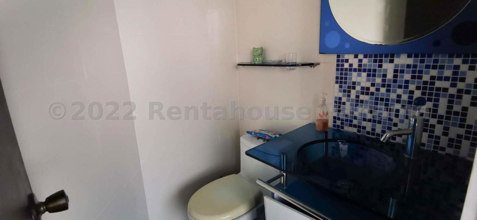 Remodeled open kitchen with granite counters and cabinetry in PH Buganvilla Obarrio Panama