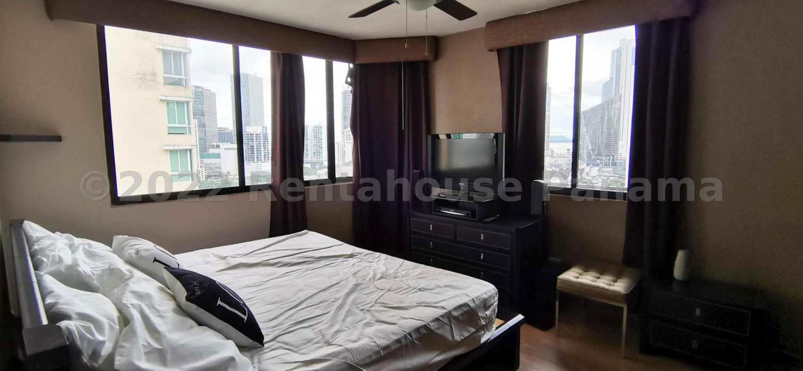 Bedroom with large windows and natural light in PH Buganvilla Obarrio Panama