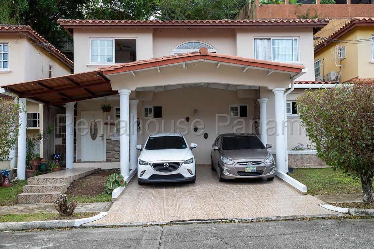 Facade of duplex house with double parking and tiled roof in Riviera Colonial Brisas del Golf Panama