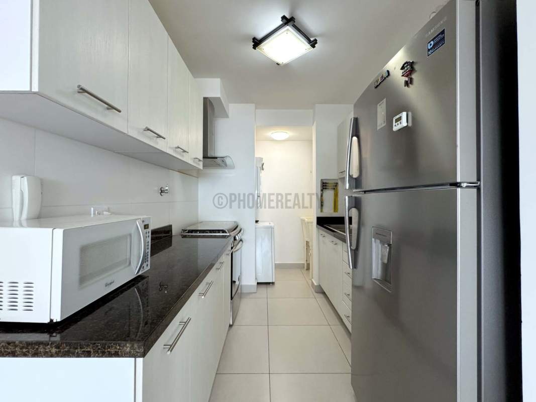 Bright master bedroom with city views in San Francisco City high-rise Panama