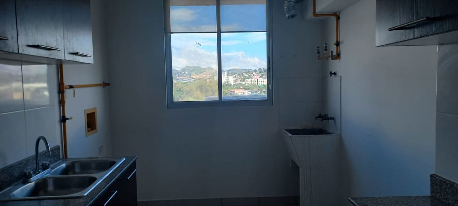 Laundry space with granite countertop, double sink and cabinets in PH Lefevre 75 Panama