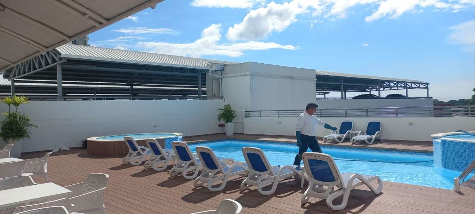 Rooftop pool and jacuzzi with sun loungers at PH Lefevre 75 in Parque Lefevre Panama City