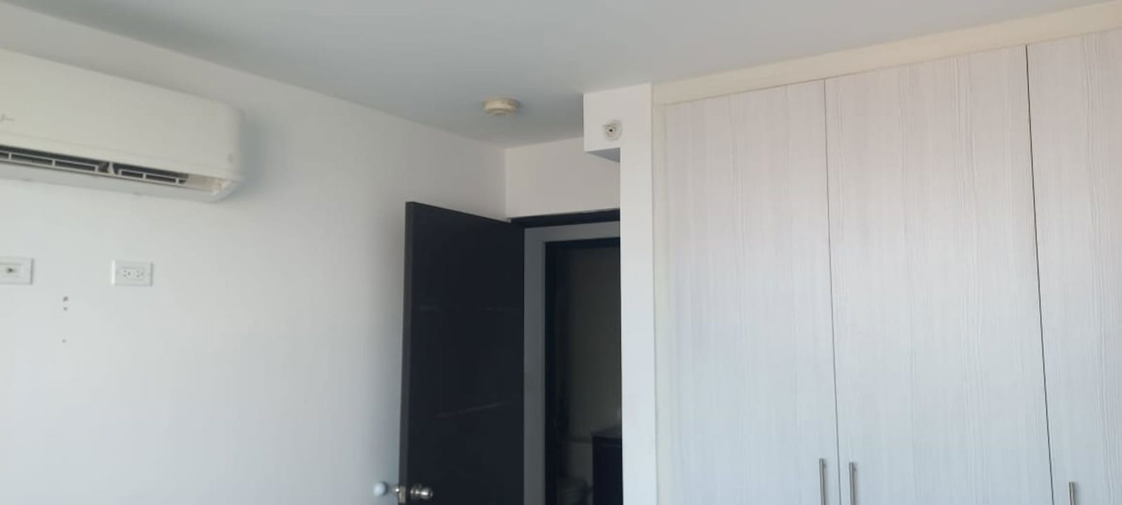 Modern bedroom with wardrobe, tile floor and AC in PH Lefevre 75 Panama