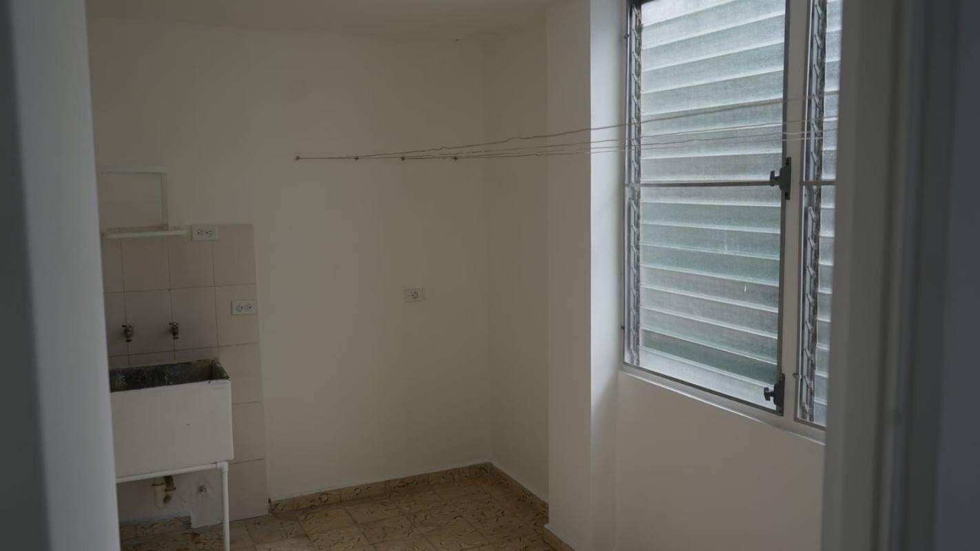 Laundry space with sink tile backsplash clotheslines in PH Trébol Panama City