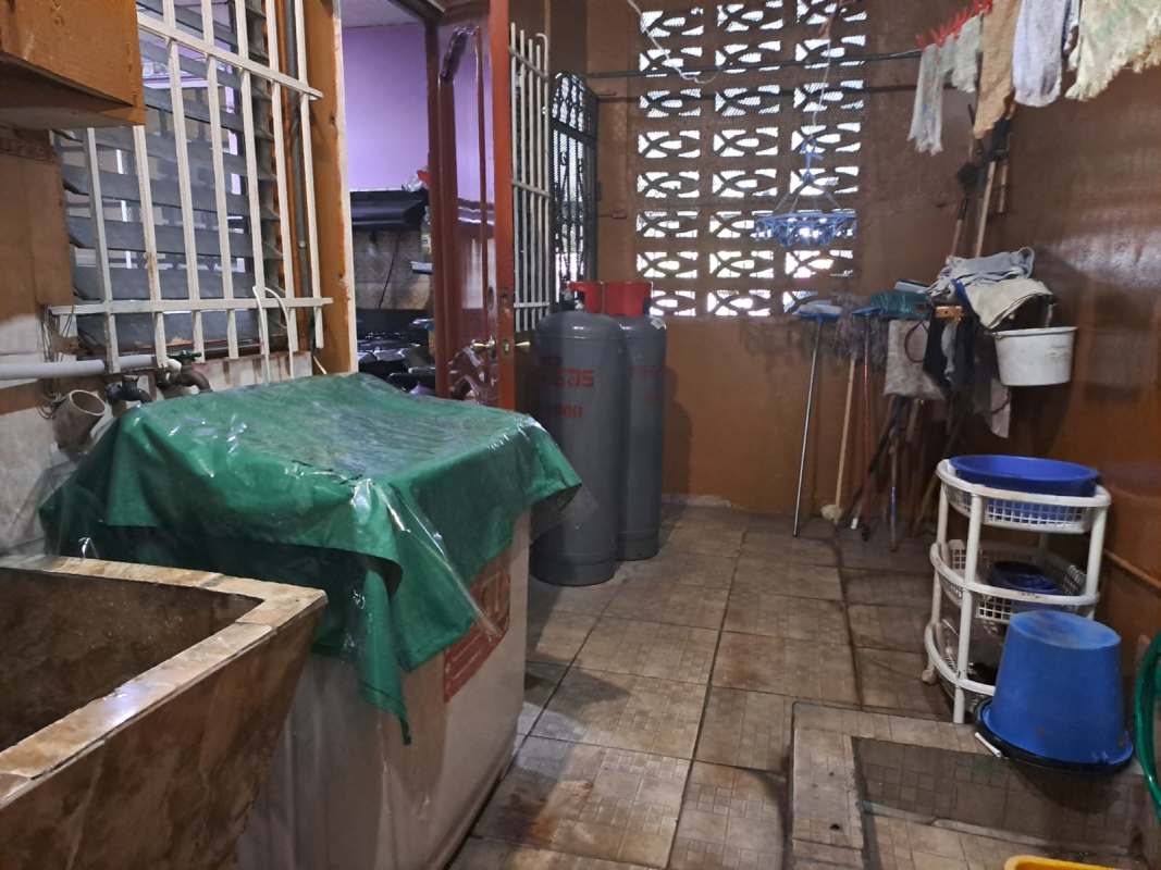 Spacious outdoor patio and courtyard with planters house for sale Villa de las Fuentes Panama