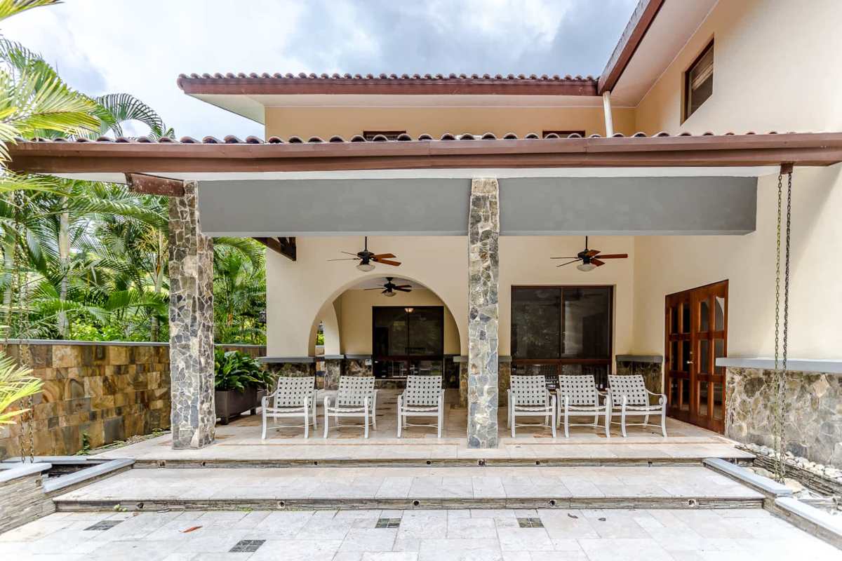 Covered patio with ceiling fans, stone accents and garden view in Camino de Cruces Panama