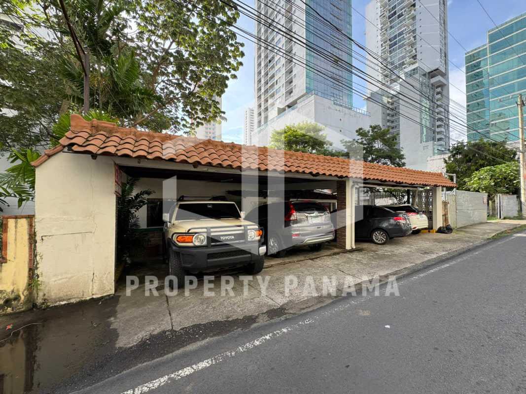 Spacious room with AC window and ceiling fan in house for sale San Francisco Panama
