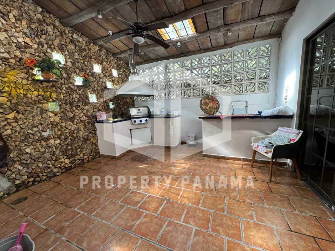 Outdoor kitchen and barbecue entertainment area in San Francisco Panama City