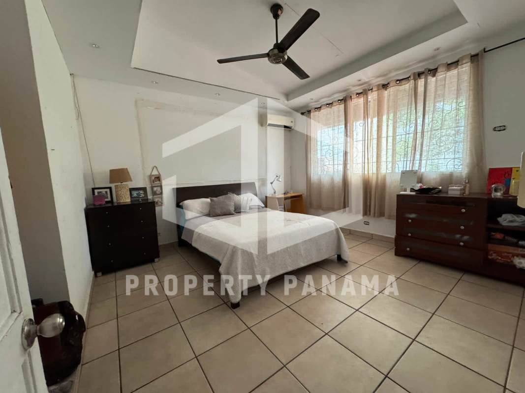 Bedroom or office with ceiling fan window and AC unit at business house for sale in Panama