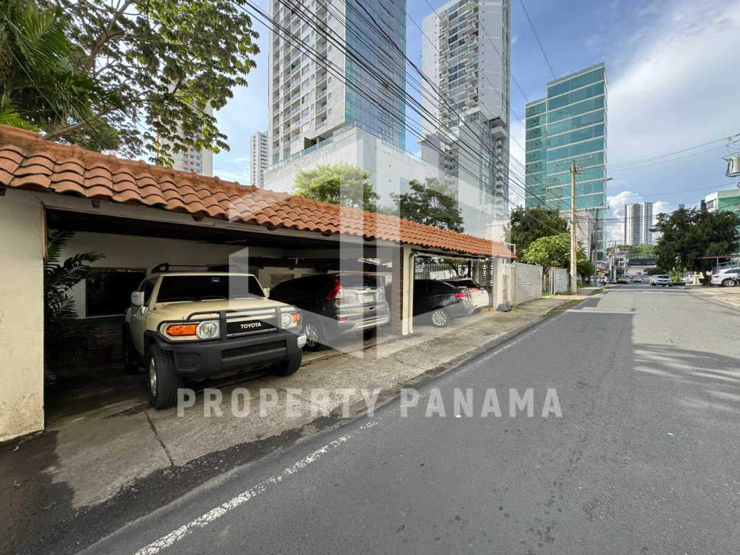 Driveway with covered carport in urban San Francisco Panama real estate