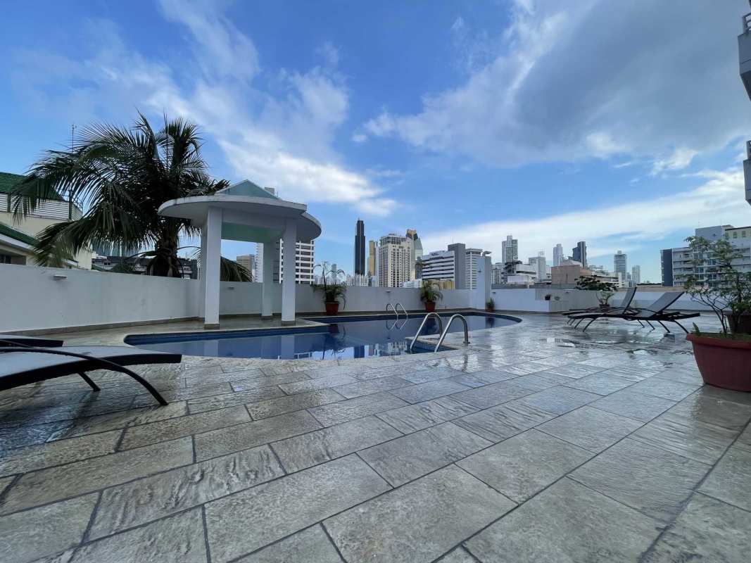 Rooftop pool with sun loungers and panoramic city view PH Marquis Tower El Cangrejo