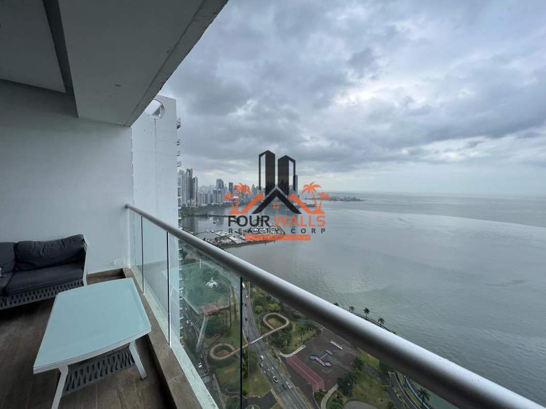 Granite countertop kitchen with stainless steel appliances PH Rivage Avenida Balboa Panama