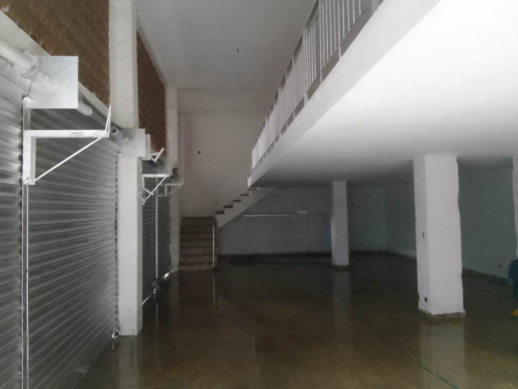 Open commercial space with mezzanine, rolling shutters, concrete floors in Edificio Chitre Panama