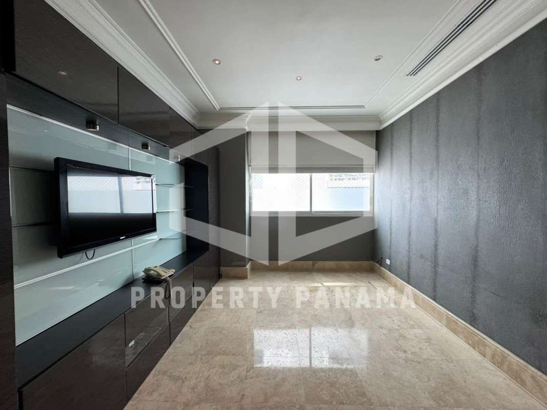 Living room floor-to-ceiling windows with city skyline PH Peninsula Punta Paitilla Panama