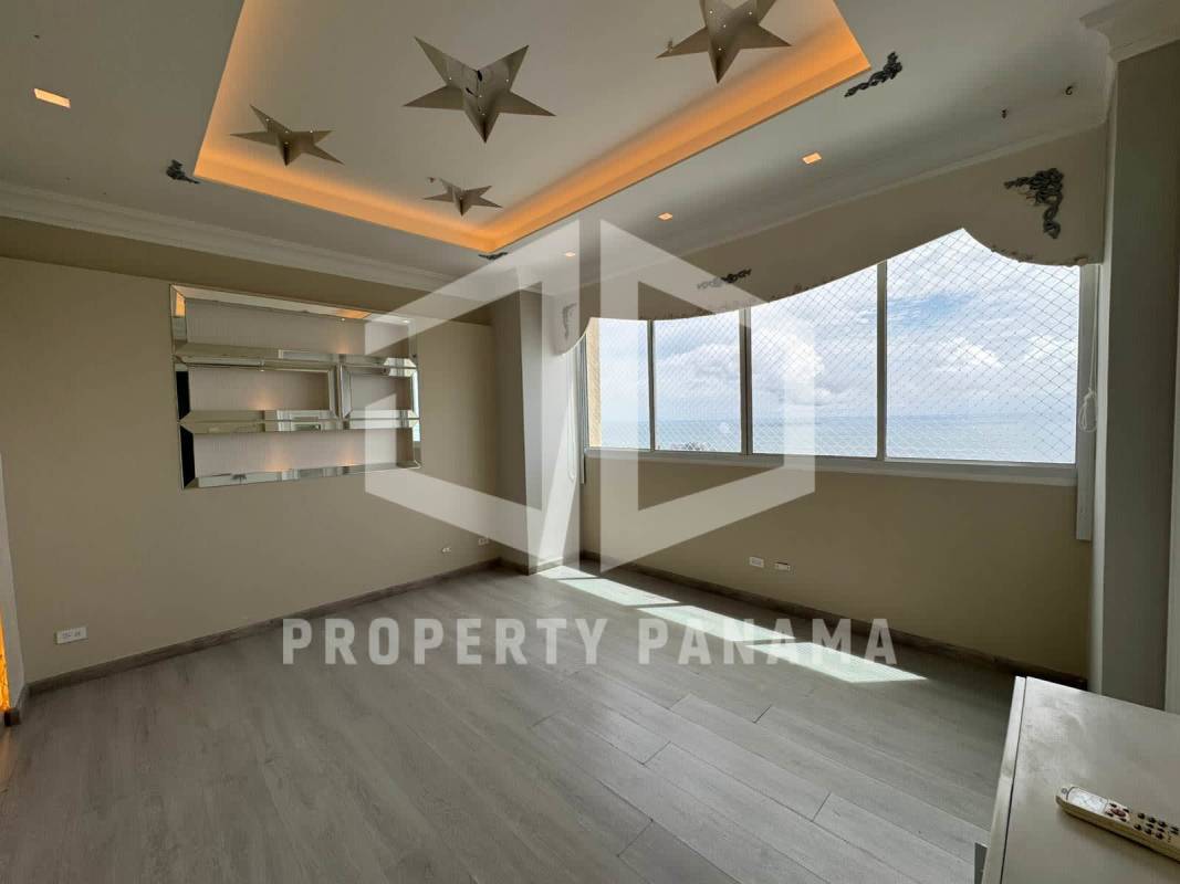 Luxury living room city skyline floor-to-ceiling windows PH Peninsula Punta Paitilla Panama