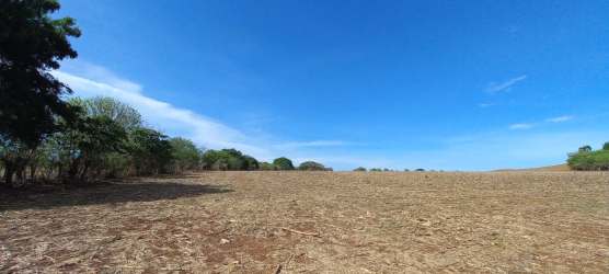 Open countryside plot blue sky ready for development tonosi Panama