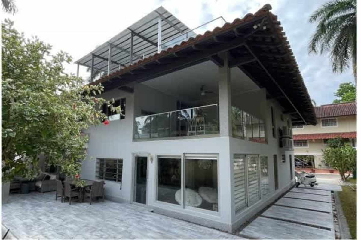 Spacious bathroom with granite-topped vanity in Clayton Gardens house Panama