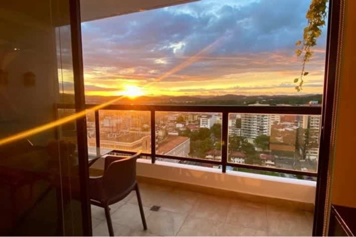 Large private balcony with panoramic skyline and partial ocean views PH Áttica Bella Vista Panama