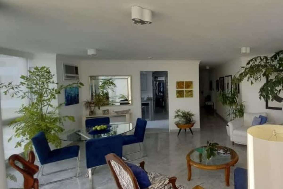 Bright modern apartment with stylish furnishings, large windows and open layout PH El Cangrejo Panama