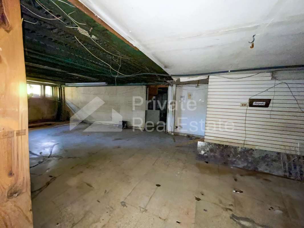 Empty commercial interior with tiled floors, support columns, and high ceilings for rent in Panama City