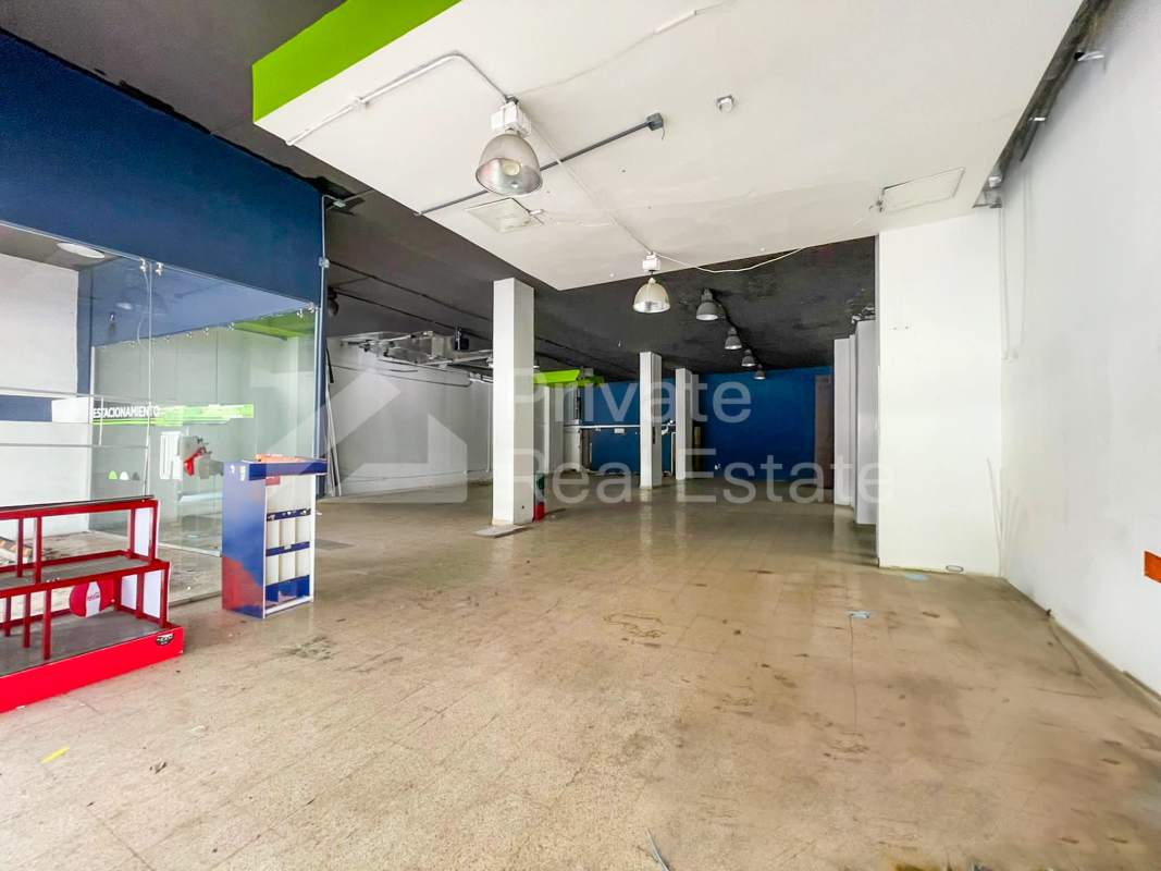 Glass facade commercial retail unit with street view in Panama City via España