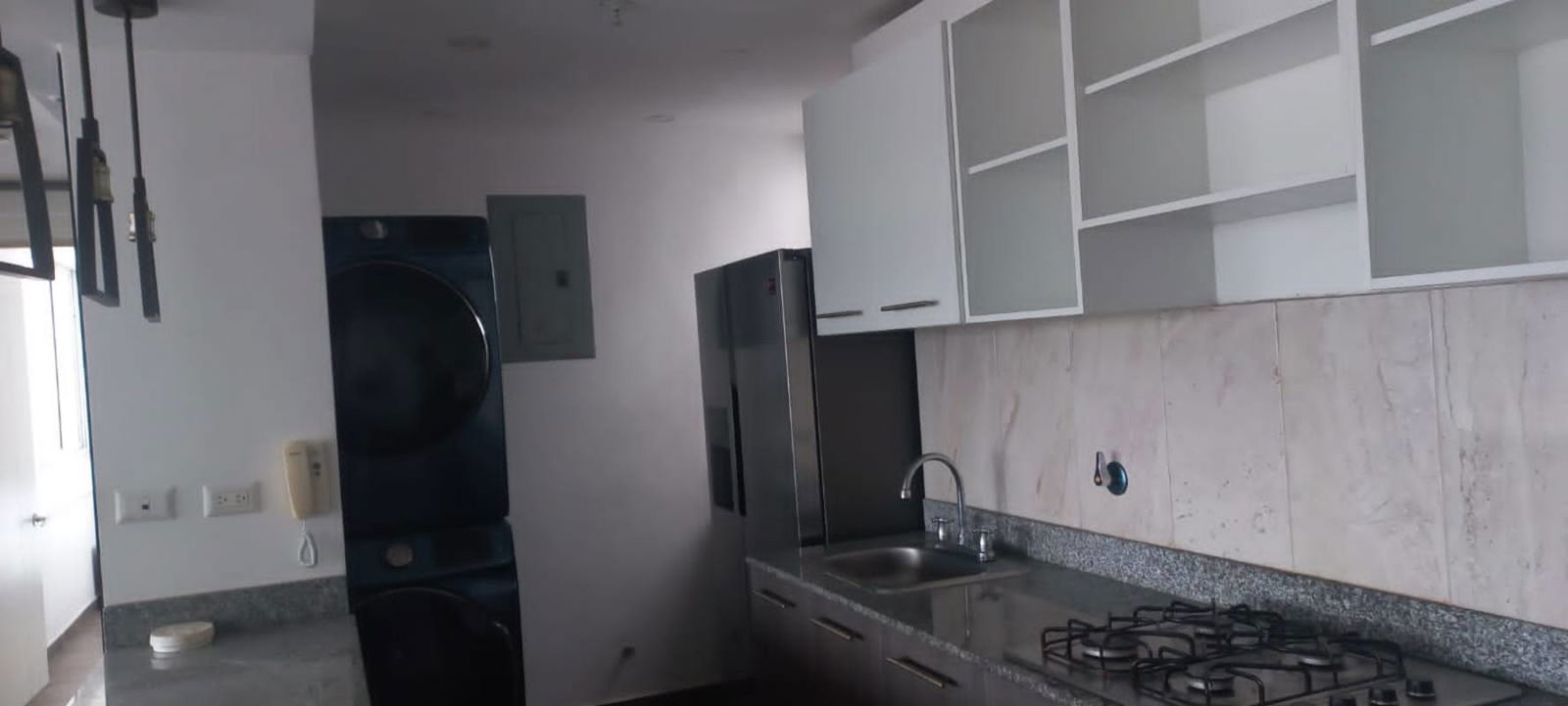 Modern kitchen with granite counter, cabinets, fridge, stove PH Aviñon Panama