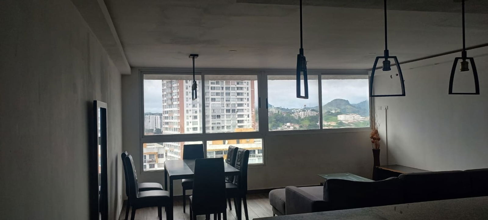 Living dining room with large window and mountain view PH Aviñon Panama