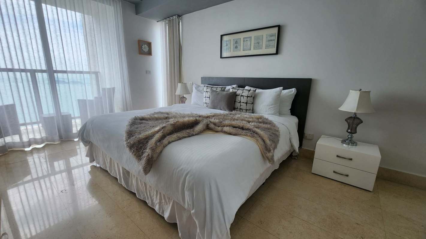 Bedroom with balcony access and Pacific Ocean view at Yoo Panama Avenida Balboa
