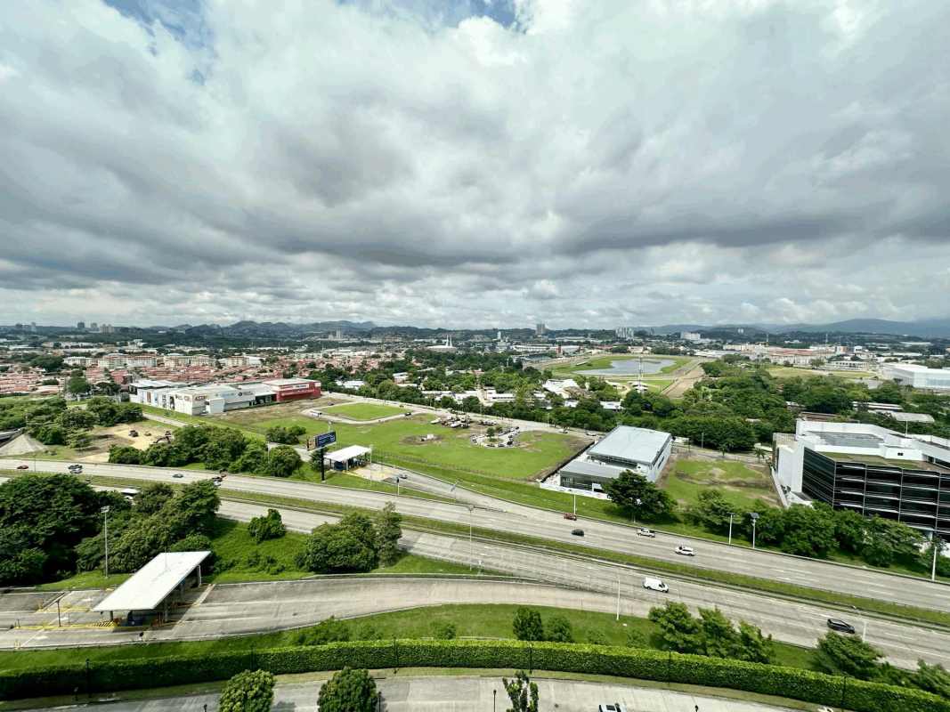 Large master suite with walk-in closet en-suite bath panoramic golf view Santa Maria Panama